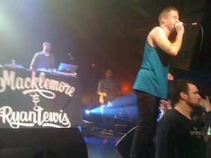 English: Macklemore(right) performing with Rya...