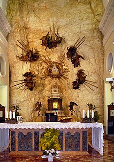 Von Lodovico Castelbarco gestiftete Pietà über dem Altar