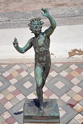 Copie moderne du "Faune dansant", Pompei, Italie.