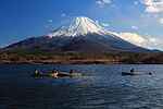 精進湖から望む富士山と釣船（2014年12月13日）