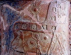 Vaso Mikonos, un pithos (πίθος -para almacenar grano y, en su caso, fermentarlo-) decorado al relieve, que presenta la primera representación conocida del caballo de Troya. Mikonos (ca. 670 a. C.)[24]​