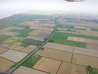 Zicht op de Nieuwe Bildtdijk met links daarvan De Ooster Bildtpollen, rechts Het Nieuw Bildt