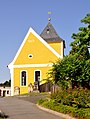 Kirche mit Ausstattung und vier Grabsteine an der Kirche