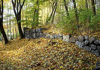 Fundament och gråstensmurar efter tidigare bebyggelse.