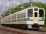 8両編成で各駅停車に使用される9000形