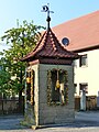 Osterbrunnen in Dietersheim (von Brücke) – hier für dieses Bild stimmen