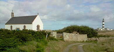 À Ouessant, la chapelle Notre-Dame de Bon Voyage et, en arrière plan, le phare de Créac'h.