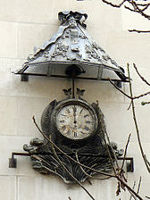 Ancienne horloge de l'hôtel conservée sur la façade de l'immeuble moderne du no 6.