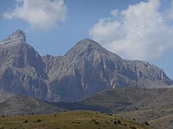 Puerto Pobre a la ezquierda entre a penya Retona y a pala d'os Rayos (centro)