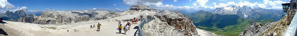 Panoramatický pohled ze Sass Pordoi: vlevo v pozadí skupina Sassolungo a Rasciesa, vpředu vlevo Piz Ciavazes, náhorní plošina Mëisules, vpravo Boèspitze, Sass Padon, silnice Pordoijoch, Marmolata a Vernel, v pozadí Punta dell'Uomo.