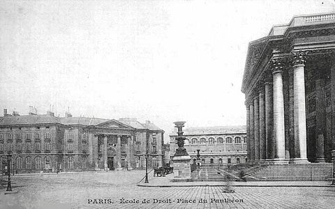 La place, côté nord-ouest, vers 1900. À droite, le Panthéon, à gauche, l'École de droit de Paris, et au fond, derrière le Panthéon, la bibliothèque Sainte-Geneviève.
