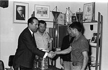 ראש העיר צבי איצקוביץ מעניק שי לחייל בודד (בין 1972 ל-1974)