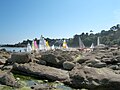 Voiles multicolores et rochers de granit sur la plage de Port Manec'h.