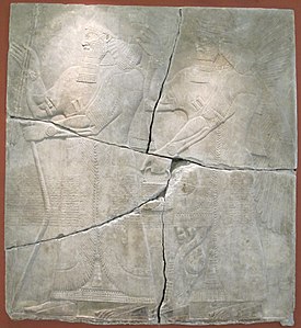 Выдающийся полководец и дипломат IX века до н. э. Ашшур-нацир-апал II в сопровождении божества. Рельеф из его дворца в Кальху. Эрмитаж (Санкт-Петербург)