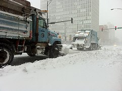 Chasse-neiges de la ville en action lors d'un blizzard (2011).