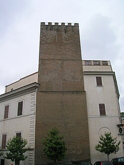 Die dem Platz zugewandte Seite des Turmes mit sechs Zinnen