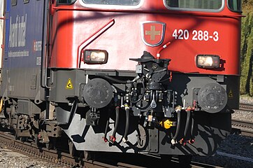 Hybrid coupler allowing automatic as well as buffer-and-chain couplings on Swiss Re 420 locomotives