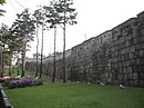 Một đoạn tường thành trải dài về phía Jangchung-dong.