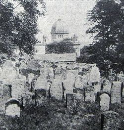 Starý židovský hřbitov v pozadí s Novou synagogou