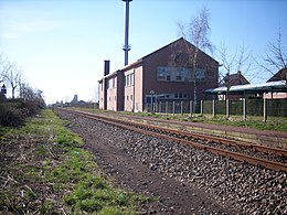 Avant les travaux (2007). Le quai est à l'abandon et un grand bâtiment a été érigé à l'emplacement de la gare.