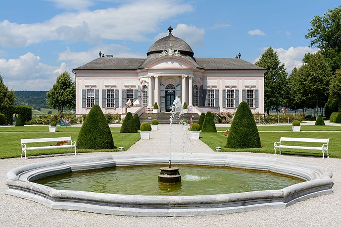 图为位于下奥地利州梅尔克修道院公园中的花园庭阁。
