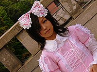 Seorang gadis berbusana lolita dan labret di Harajuku, Jepang.