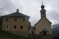 Kirche von vorne, links der Pfarrhof (Listeneintrag)