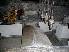 http://upload.wikimedia.org/wikipedia/commons/thumb/5/51/Tomb_in_St_Lazarus_Church_in_Larnaca%2C_Cyprus.jpg/225px-Tomb_in_St_Lazarus_Church_in_Larnaca%2C_Cyprus.jpg