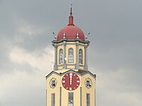 Pohled shora na hodinovou věž manilské radnice.jpg