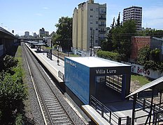 Acceso oeste de la estación Villa Luro, visto desde el puente de la calle Víctor Hugo