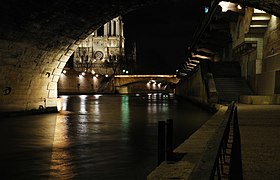 Vu de la cathédrale Notre-Dame de Paris sous le pont Saint-Michel.