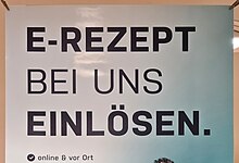 Das Banner zeigt den Text "E-Rezept bei uns einlösen". Darunter ist der Stichpunkt: "online & vor Ort".