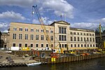 A Neues Museum nyugati homlokzata, előtte az új látogató-központ alapozási munkálataival. 2010. április 1.