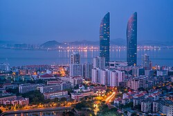 廈港街道與濱海街道（廈門大學及南普陀寺部分）的交界處，對岸為漳州招商局經濟技術開發區。