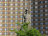 Hotelo "Kosmo", apud kiu staras monumento de la franca prezidento Charles de Gaulle