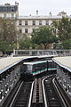 Fahrerloser Zug der Baureihe MP 05 bei der Einfahrt aus Richtung La Défense