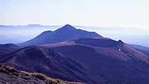 平成噴火前の新燃岳・高千穂峰。1998年、韓国岳より