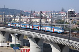Vlak projíždějící přes viadukt Nového spojení ve směru Praha-Vysočany (září 2009)
