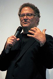 Photographie d'Albert Brooks tenant un micro