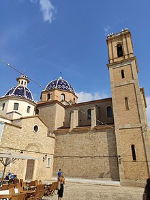 Iglesia de Altea con sus dos cúpulas, con tejas azules y blancas, y su campanario