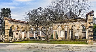 博訥豐修道院（法語：Abbaye de Bonnefont）的庭院