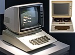 Apple II; oben rechts Apple II mit Diskettenlaufwerken (1977)