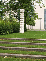 Steinskulptur (1961/63) in Berlijn