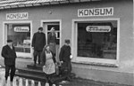 Selvbetjeningsbutikk i kooperativ-kjeden «Konsum» i den østtyske landsbyen Kruckow 1960. «Moderne» dagligvare-butikker overtok for tradisjonelle landhandler også der. Foto: Deutsches Bundesarchiv