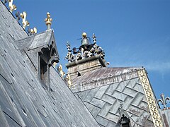 Carillon, couverture de plomb avec la crête ornée de fleurs de lys et de trèfles.