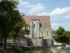 Façade sud, bordée par l'Eure, devant l'ancien port de Chartres.
