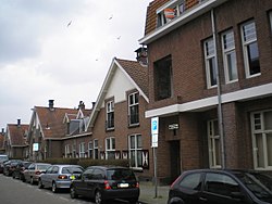 Rechts het gebouw van de voormalige gezondheidsdienst aan de Croesestraat