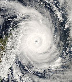 Le cyclone tropical intense Indlala près de sa force maximale.