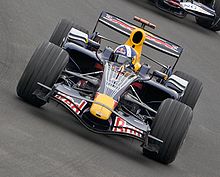 Foto dari sisi depan David Coulthard mengendarai RB4 pada Grand Prix Kanada 2008.