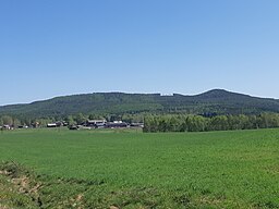 Digerberget med gårdar vid byn Gusbo i förgrunden.
